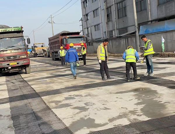 佳木斯老材料的新故事：玻璃纤维土工格栅如何在‘白改黑’浪潮中重获新生？